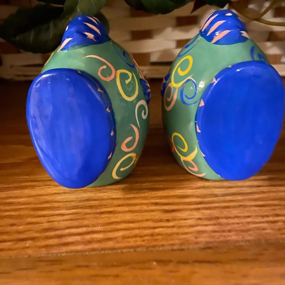 ADORABLE FISH SALT AND PEPPER SHAKERS - Picture 4 of 4